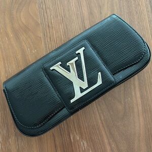 Authentic Louis Vuitton Epi Clutch ❤️